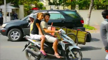 Phnom penh, Kamboçya - 29 Aralık 2013: ortalama Rating şehirde küçük bir sokakta
