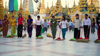 Yangon, myanmar - 03 Ocak 2014: shwedagon pagoda var akşam temizlik için