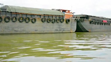 authaya, Tayland - Kasım 2013 yaklaşık: büyük mavnalar yük olmadan nehirden aşağıya