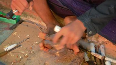 Bagan, myanmar - Ocak 2014 yaklaşık: usta üreten bir palmiye ağacından ahşap heykel