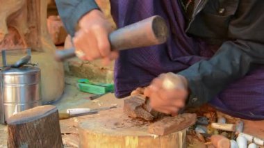 Bagan, myanmar - Ocak 2014 yaklaşık: palm Wood Hatıra Eşyası yapmaya çalış