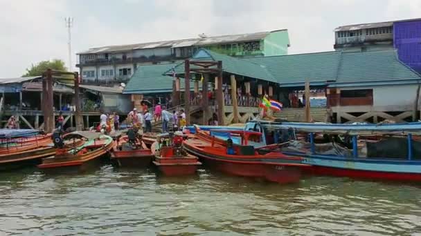 RANONG, TAILÂNDIA - CIRCA MAR 2014: Vem carregado em barcos para se mudar para Mianmar — Vídeo de Stock