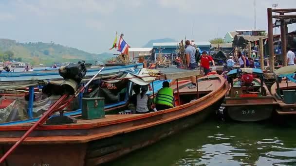 Ranong, thailand - circa mar 2014: turister sitta i gamla träbåtar — Stockvideo