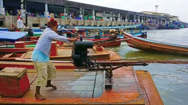 RANONG, THAILAND - CIRCA MAR 2014: Boy deftly controlled boat motor — Stock Video