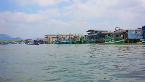 RANONG, TAILANDIA - CIRCA MAR 2014: Varios barcos pesqueros de madera están cerca de la base — Vídeo de stock