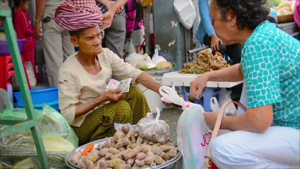 Phnom penh, Kambodja - 29 dec 2013: utbyte av pengar för varor på marknaden. i samband med lokal valuta och dollar — Stockvideo