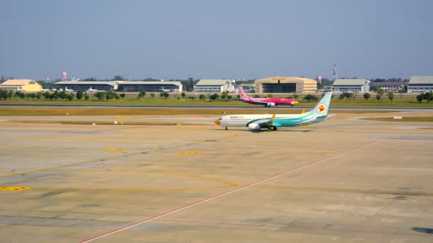 BANGKOK, TAILANDIA - 14 ENE 2014: Aerolínea de aterrizaje Nok Air. Los aviones tienen un color característico — Vídeos de Stock