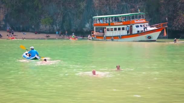 Phang-nga, thailand - ca. Feb 2014: das Schiff brachte Touristen auf die Insel — Stockvideo