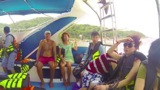 Similan, thailand - circa mar 2014: turister från olika länder åka speedboat till öarna — Stockvideo