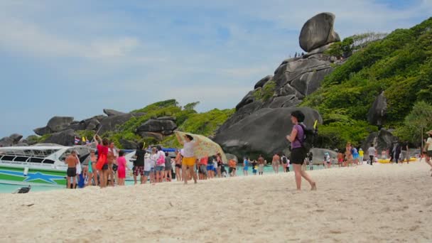 SIMILANS, THAILAND - CIRCA MAR 2014: Туристы выгружаются с судов на пляже — стоковое видео