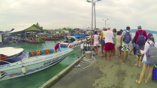 PHUKET, TAILANDIA - CIRCA MAR 2014: Turistas de diferentes países esperan carga en barco — Vídeo de stock