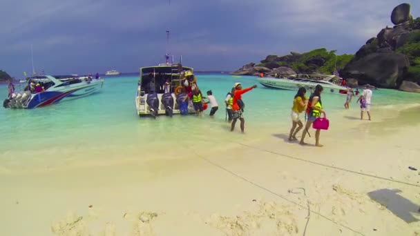 SIMILANS, THAILAND - CIRCA MAR 2014: Tourists come ashore under the direction of the guide — Stock Video