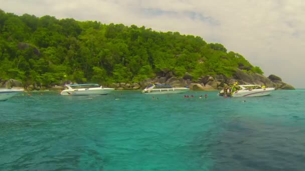 Similans, Thailand - ca. März 2014: Schnellboote ankern, während Touristen im Meer schnorcheln — Stockvideo