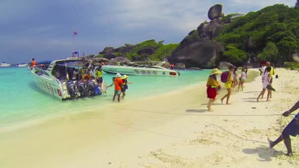 Similans, Tajlandia - około mar 2014: turystów iść na plażę pod kierunkiem przewodnika lokalnego — Wideo stockowe