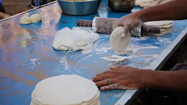 YANGON, MYANMAR - 03 JAN 2014: Making bread on a city street — Stock Video