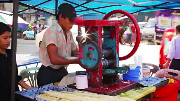 YANGON, MYANMAR - 03 ENE 2014: Vendedores de jugo de caña en la calle — Vídeos de Stock