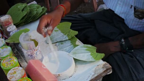 YANGON, MYANMAR - 03 JAN 2014 : Le processus de fabrication de Bettel dans la rue à vendre — Video