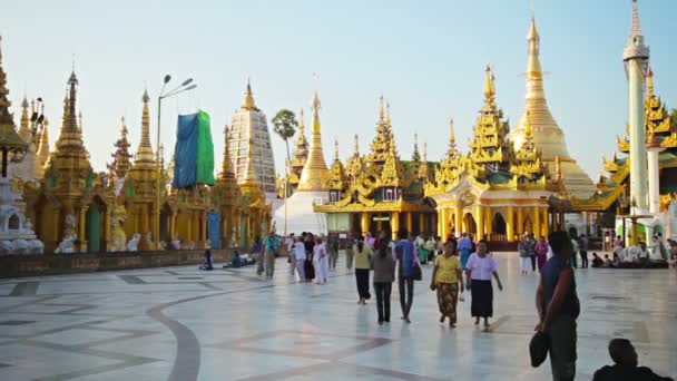 Yangon, myanmar - 03 jan 2014: bezoekers van de beroemde shwedagon zedi daw — Stockvideo
