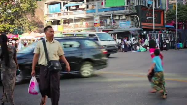 仰光，缅甸-2014 年 1 月 3 日： 繁忙的市中心十字路口的交通 — 图库视频影像