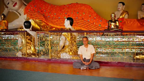 YANGON, MYANMAR - 03 JAN 2014: Man meditating in the temple Great Dagon Pagoda — Stock Video