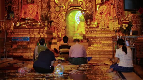 Γιανγκόν, Μιανμάρ - 03 Ιανουαρίου 2014: άνθρωποι προσεύχονται στο ναό. Χρυσή παγόδα — Αρχείο Βίντεο