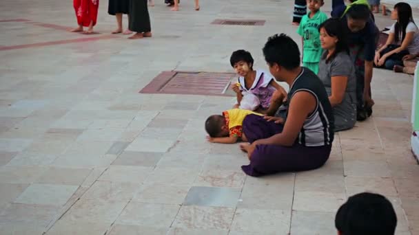 YANGON, MYANMAR - 03 ENE 2014: Familia en el suelo. El templo Shwedagon Zedi Daw — Vídeo de stock