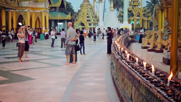 Yangon, Mianmar - 2014. január 03.: sok érkező turisták a világ minden tájáról, látogasson el shwedagon ZŐDI daw (nagy dagon pagoda) — Stock videók