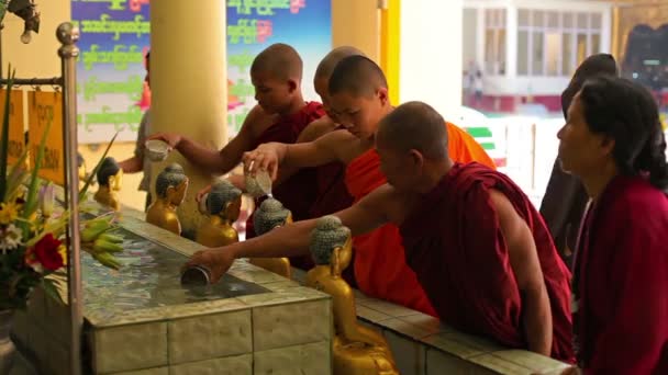 Mandalay, myanmar - 13 jan 2014: rituele drenken van de boeddhabeelden. Dit wordt gedaan door monniken en gewone mensen — Stockvideo