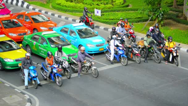 БАНГКОК, Таиланд - CIRCA NOV 2013: Автомобили и мотоциклы ждут зеленого света на перекрестке — стоковое видео