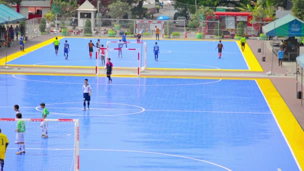 Bangkok, thailand - circa nov 2013: verschillende sites voor het spel van voetbal in het centrum van de stad — Stockvideo