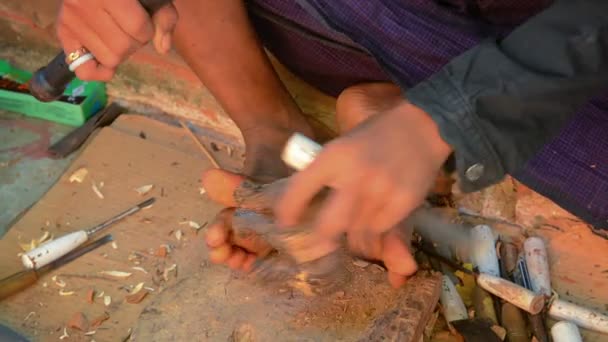 Bagan, myanmar - ca. jan 2014: handwerker fertigt holzstatue aus palme — Stockvideo