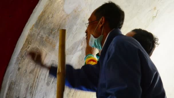 Bagan, myanmar - circa jan 2014: professionele restaurateurs werken met schilderijen van de oude tempel — Stockvideo