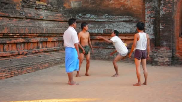 BAGAN, MYANMAR - CIRCA JAN 2014: As pessoas jogam o tradicional jogo birmanês Chinlone (caneball ) — Vídeo de Stock