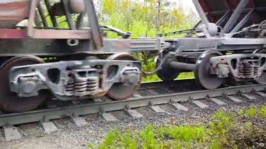 Murmansk, Rusya Federasyonu - Haziran 2014 yaklaşık: tren toplu için eski arabalar ile kargo raylar üzerinde gider.