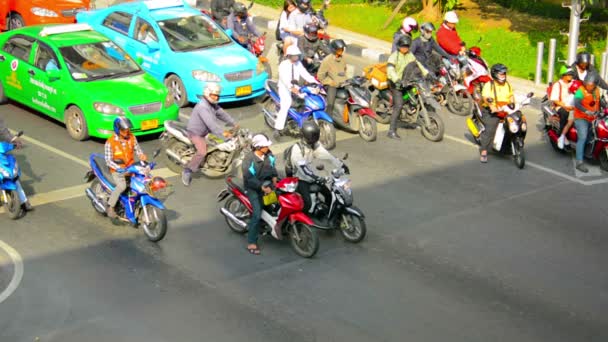 BANGKOK, TAILANDIA - 22 NOV 2013: Tráfico de motocicletas y automóviles en una calle de la ciudad — Vídeos de Stock