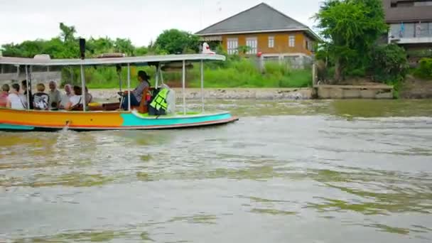 AYUTHAYA, THAILANDIA - 22 NOV 2013: Piccola nave passeggeri con turisti sul fiume — Video Stock