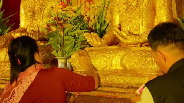 Bagan, myanmar - circa jan 2014: bezoekers van boeddhistische tempel bedekt met goud boeddhabeelden - religieus ritueel — Stockvideo