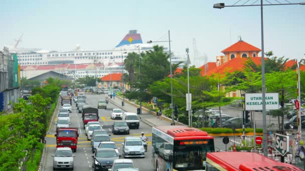 GEORGE TOWN, PENANG, MALAYSIA - 22 JUL 2014: Движение автомобилей, мотоциклов и автобусов на улице рядом с портом — стоковое видео