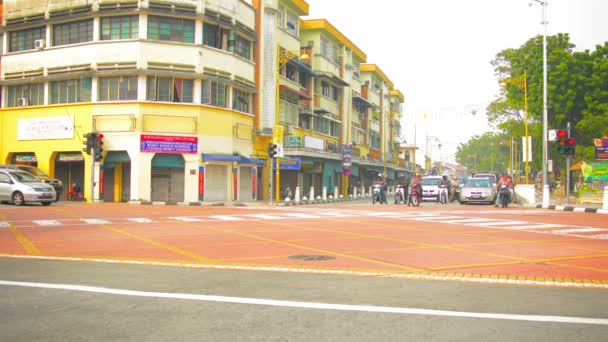 MAANTIETOJA TOWN, PENANG, MALAYSIA - 22.7.2014: Moottoripyörien, autojen ja polkupyörien liikkuminen tienristeyksessä — kuvapankkivideo