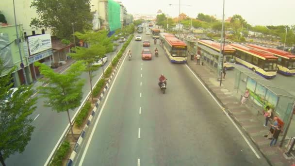 GEORGE TOWN, PENANG, MALAYSIA - 22 JUL 2014: Traffic on the highway in the city. Top view — Stock Video