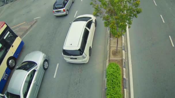 GEORGE TOWN, PENANG, MALASIA - 22 JUL 2014: Tráfico por la carretera hacia la costa. Vista superior — Vídeos de Stock