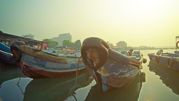 GEORGE TOWN, PENANG, MALASIA - 22 JUL 2014: Antiguos barcos de pesca en el muelle. Día caluroso — Vídeos de Stock