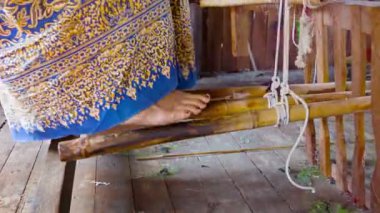 video 1080 dokuma fabrikası Burma p -. bacaklar weaver bambu pedallar, tezgah üzerinde