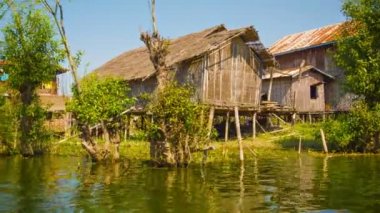 video 1080p - köyün su üzerinde inşa edilmiştir. evler stilts üzerinde