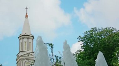 fullhd video - iyi çoban ve Çeşme katedral kulesi. Singapur.