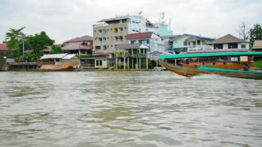 video 1080p - uzun ahşap tekne nehir boyunca yolcu taşır. Tayland, ayutthaya