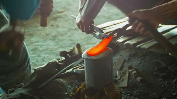 Video 1080p - Ferreiros birmaneses trabalham na forja. Fabricação de armas da maneira tradicional . — Vídeo de Stock