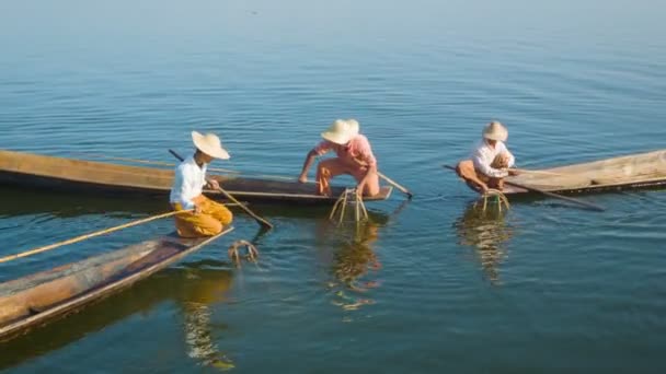 Video 1080p - Pescadores birmanos en el lago Inle con trampas de pescado tradicionales — Vídeo de stock