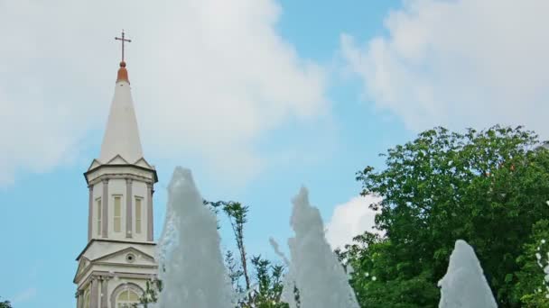 Video fullhd - toren van de kathedraal van de goede herder en een fontein. Singapore. — Stockvideo