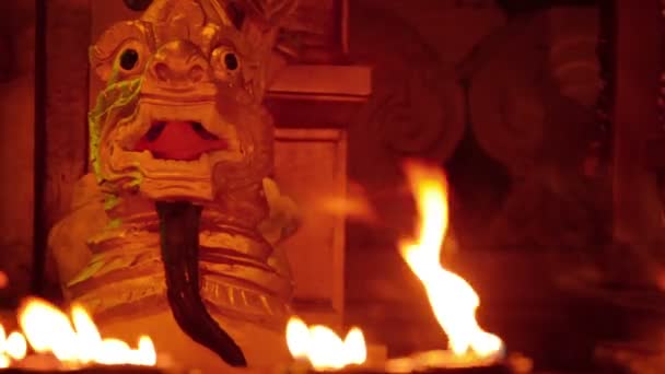 Видео 1080p - мрачная статуя монстра освещается огнями ламп. Бирма, Янгон — стоковое видео